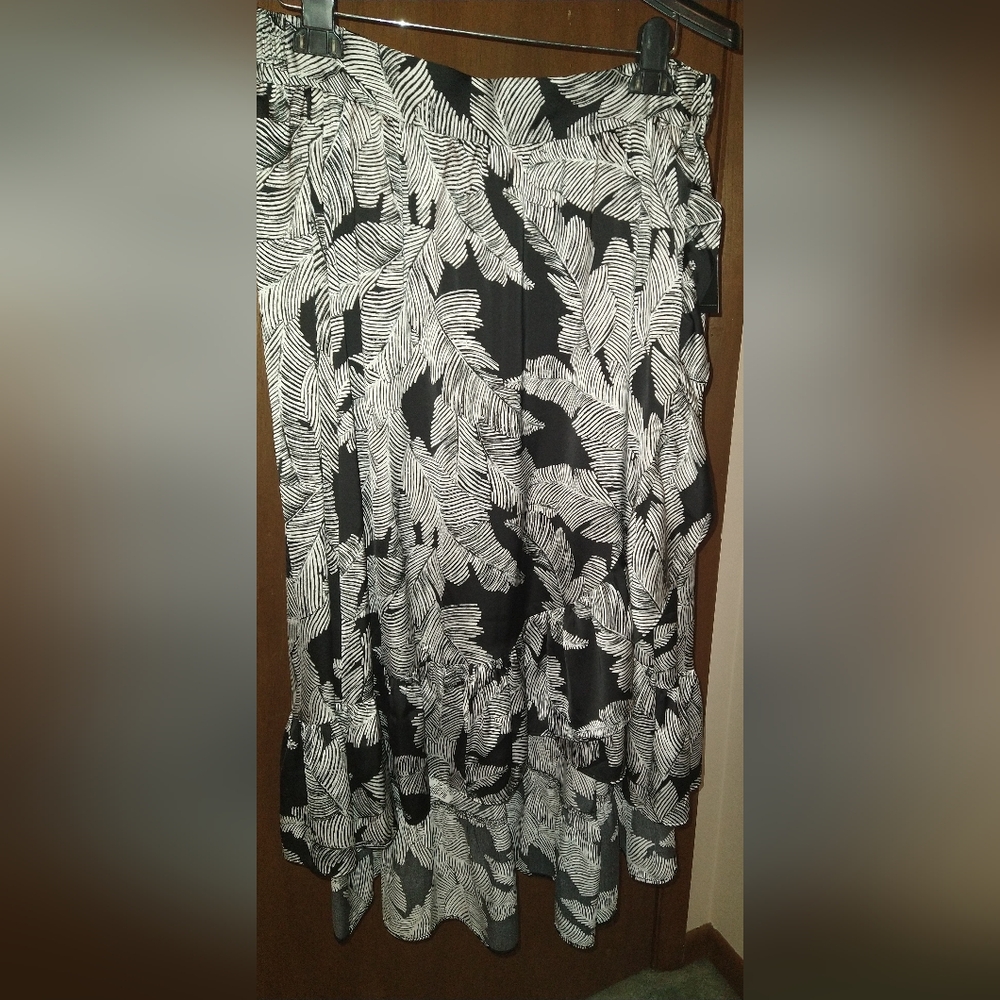 Worthington mid length ruffle skirt (L)